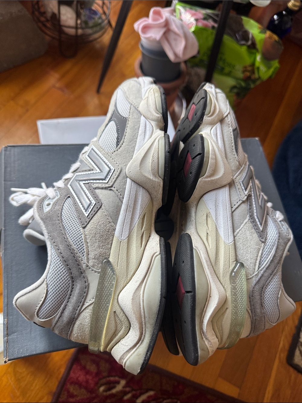 New Balance Women’s Grey & White 9060 size 9.5 - Picture 6 of 7